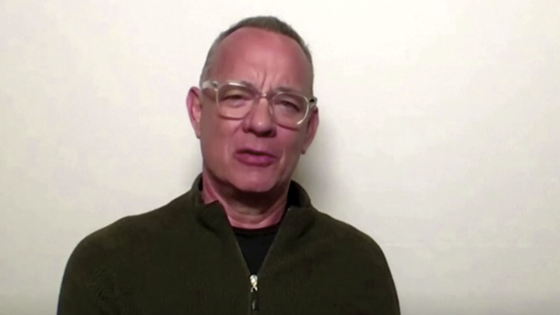 Tom Hanks dice no “respetar mucho” a quienes omiten medidas contra COVID-19