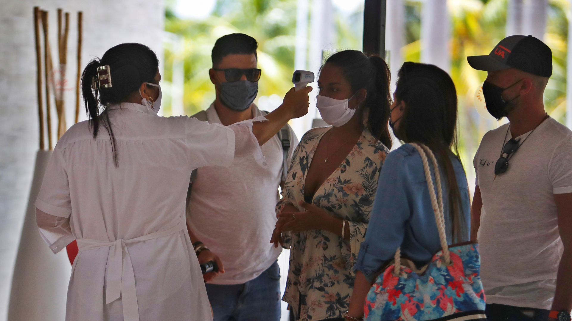 Cuba cumple una semana sin muertes por coronavirus - toma-de-temperatura-a-huespedes-en-hotel-de-cuba
