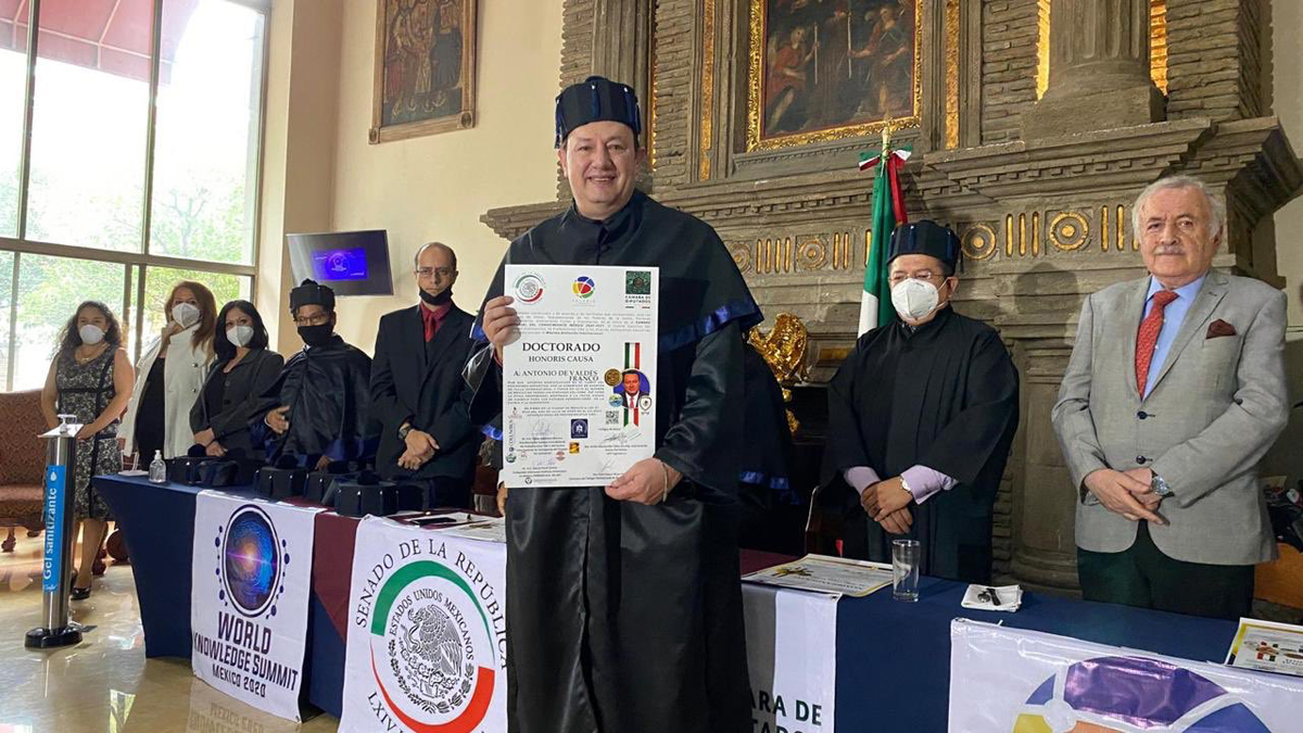 Reconocen a Toño de Valdés con doctorado honoris causa por su trayectoria