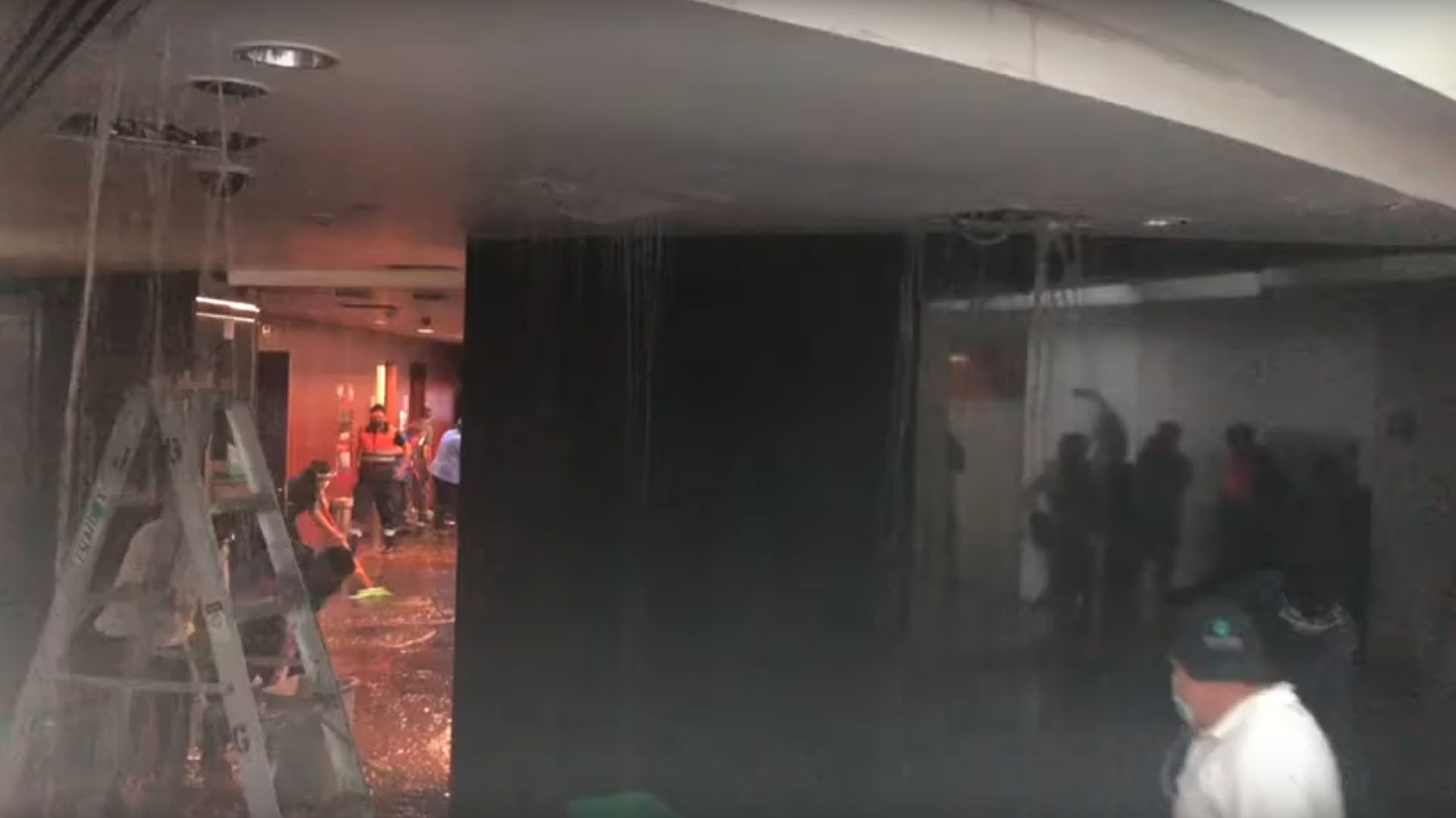 #Video Colapsa red de tuberías de agua del Senado