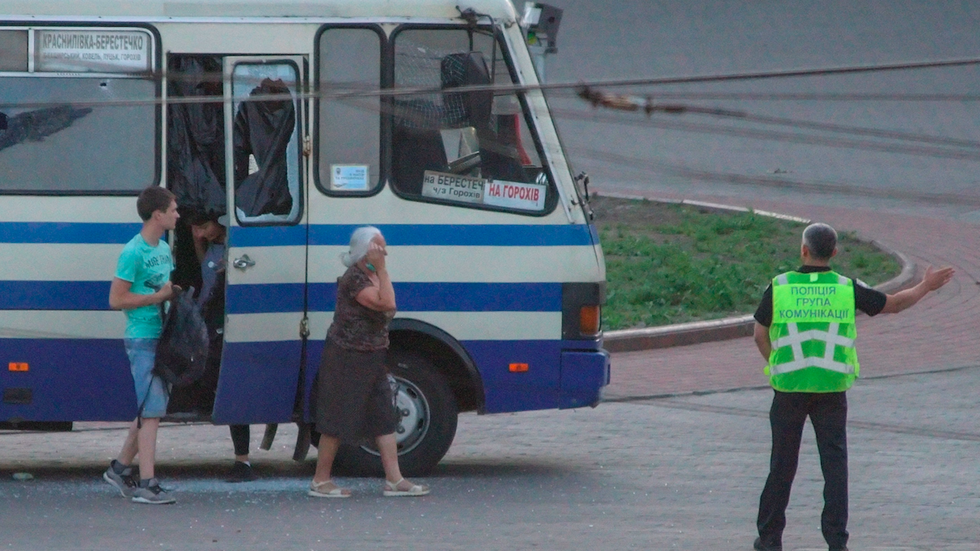 Tras más de 12 horas, liberan a rehenes de autobús en Ucrania