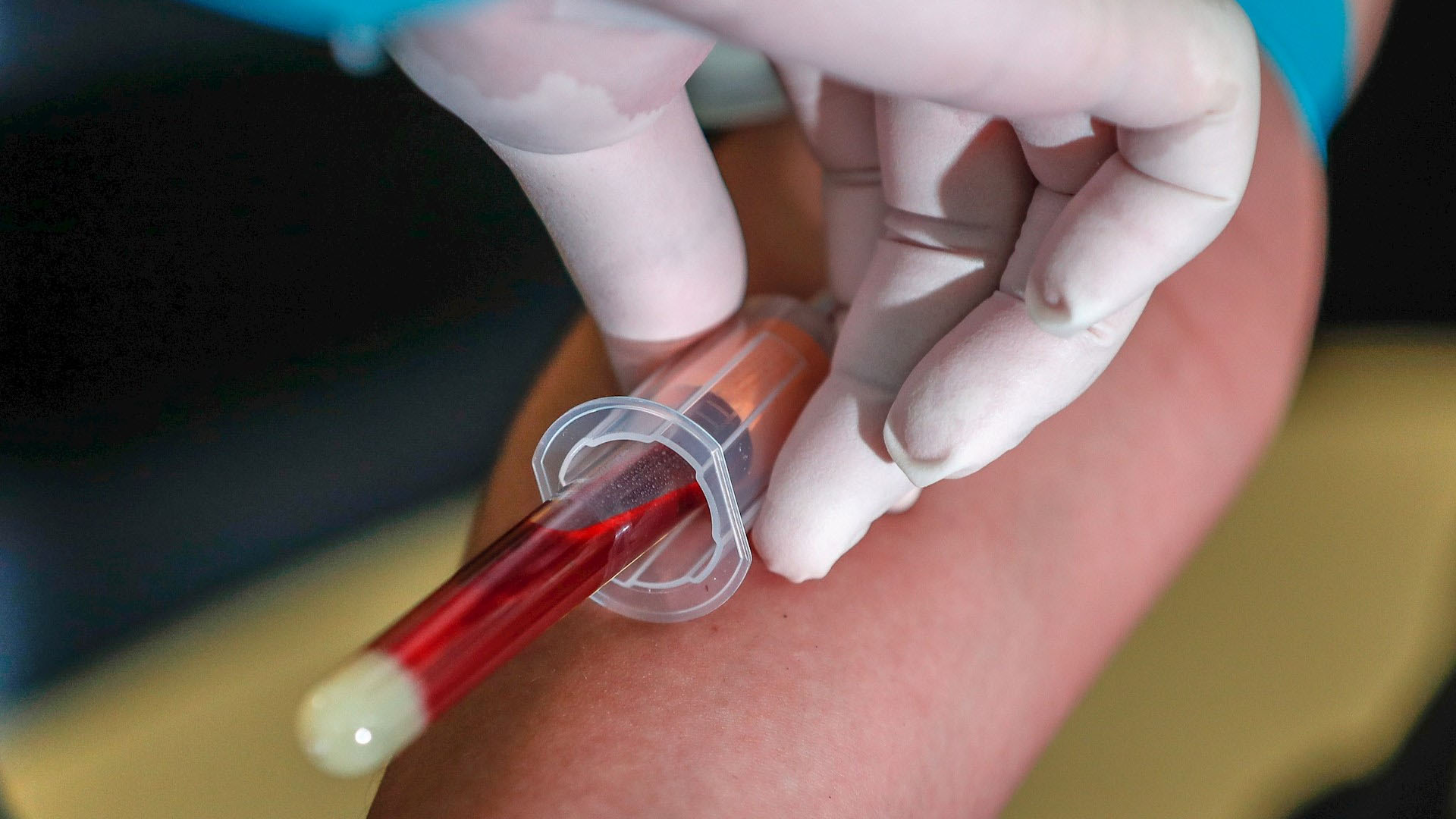 Advierten por medicamentos falsos y posible vacuna ilegal contra COVID-19