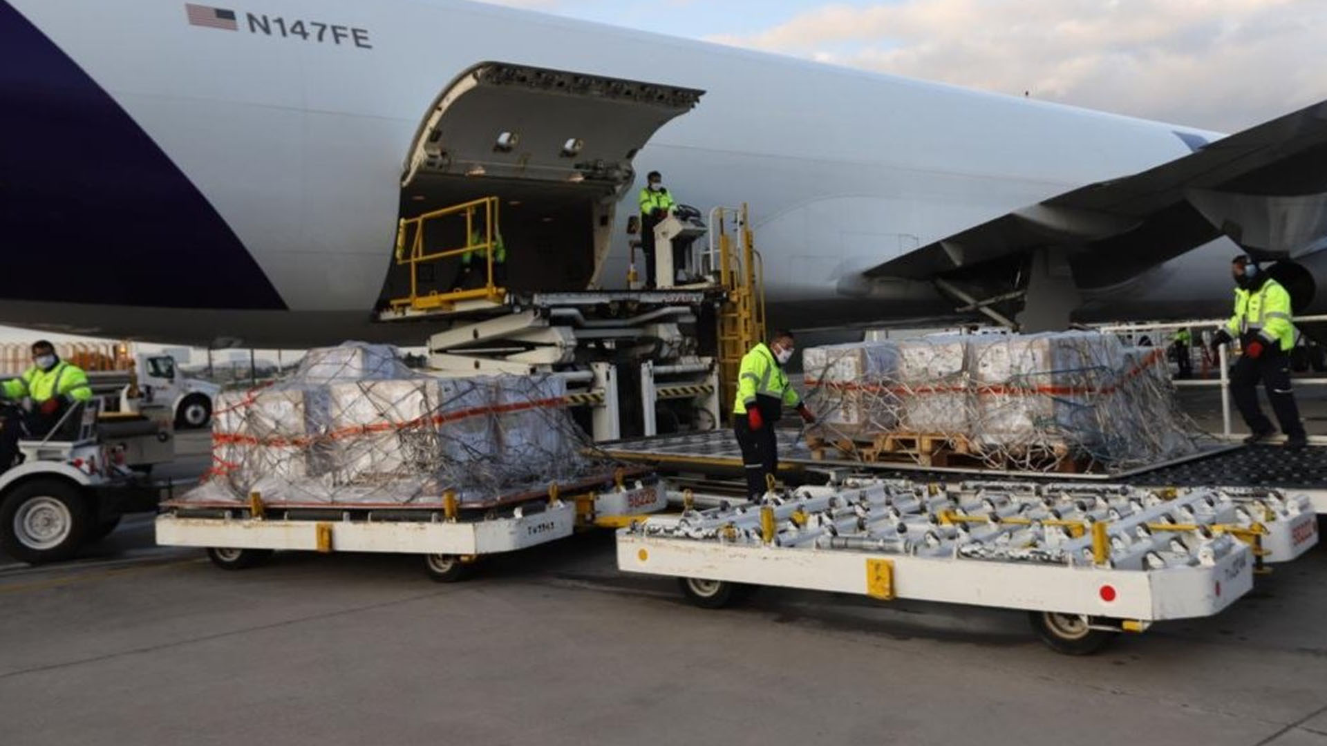 Arriba a México séptimo vuelo con 45 ventiladores procedentes de Estados Unidos