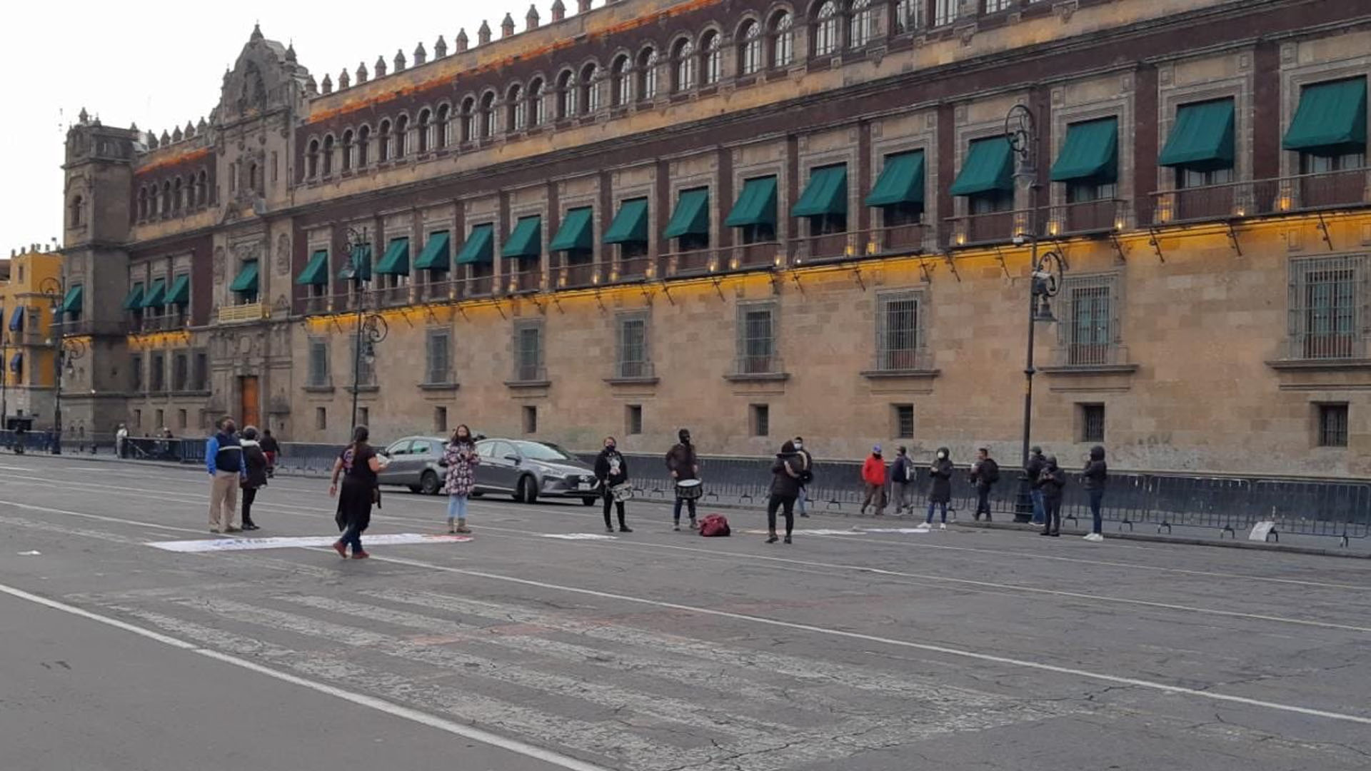 Familiares de víctimas de feminicidio protestan en inmediaciones de Palacio Nacional
