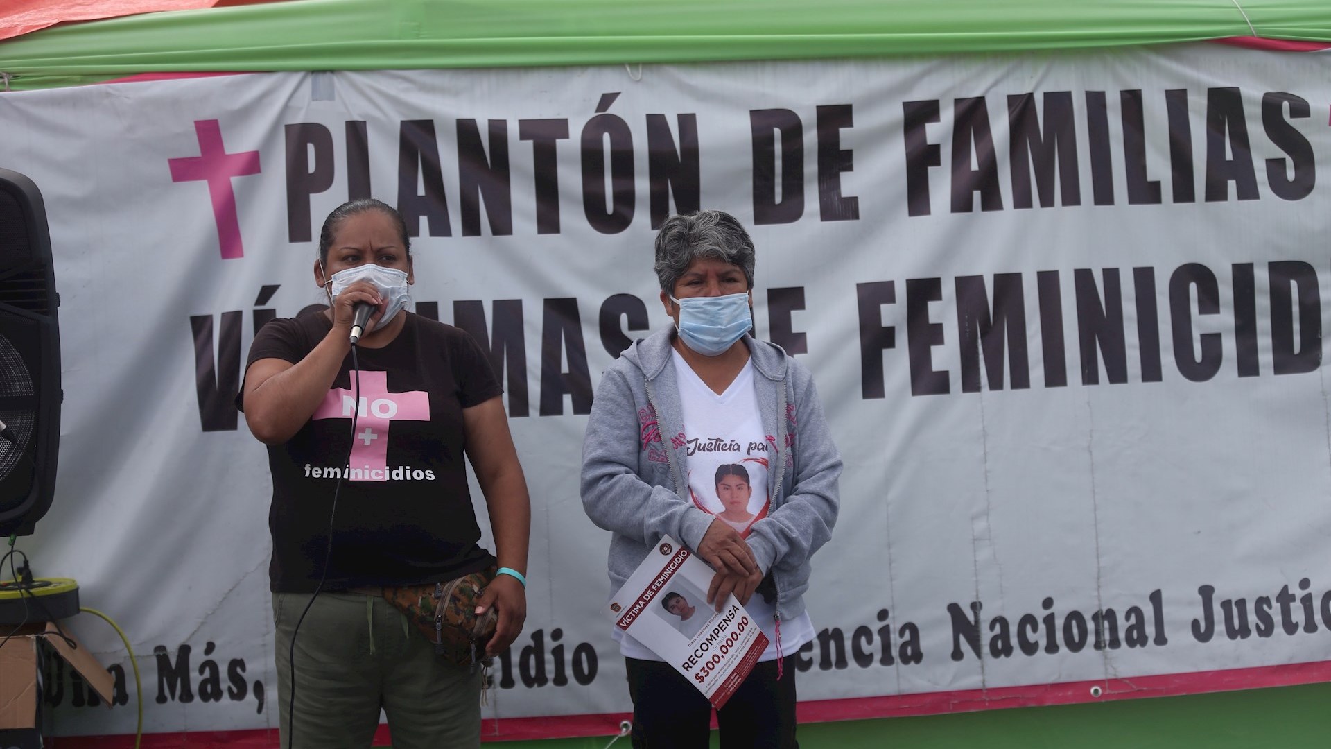 Familias de víctimas de feminicidios mantienen plantón en el Zócalo