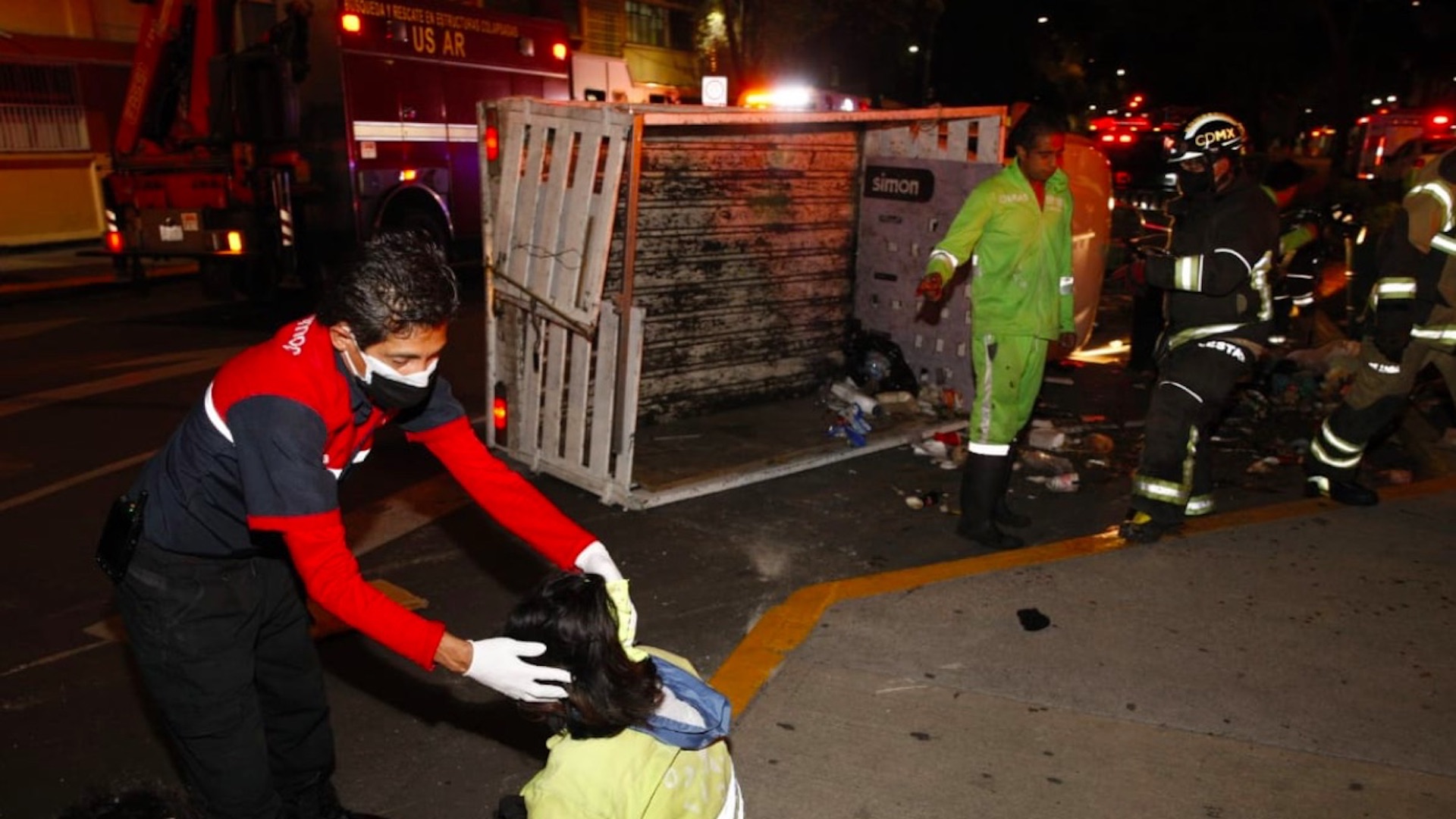 Volcadura de camioneta de Sobse en la colonia Doctores deja al menos seis trabajadores lesionados