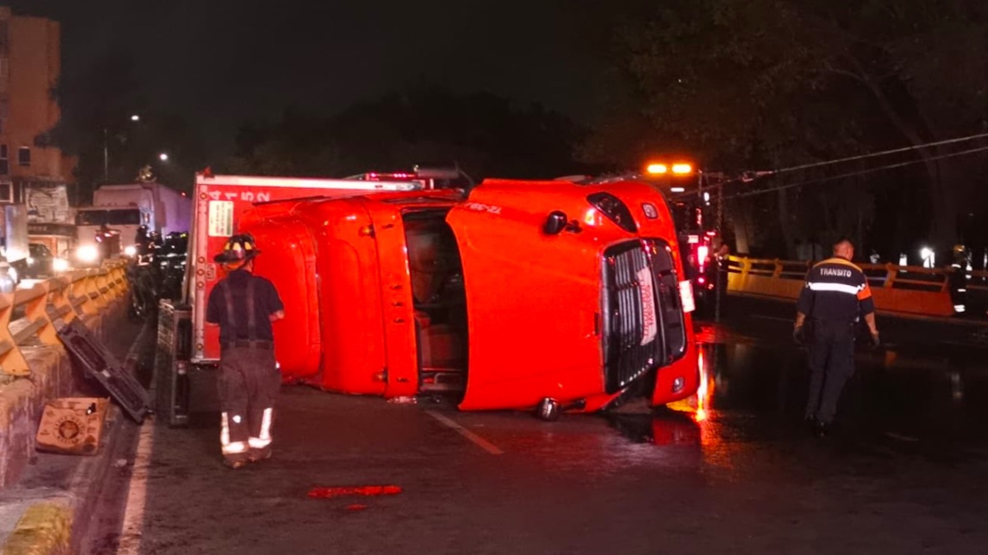 #Video Vuelca tráiler cargado de cerveza en Circuito Interior