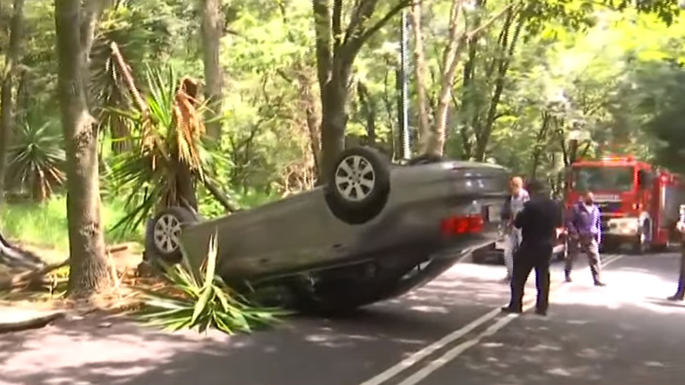 Vuelca auto en Bosques de las Lomas, Ciudad de México