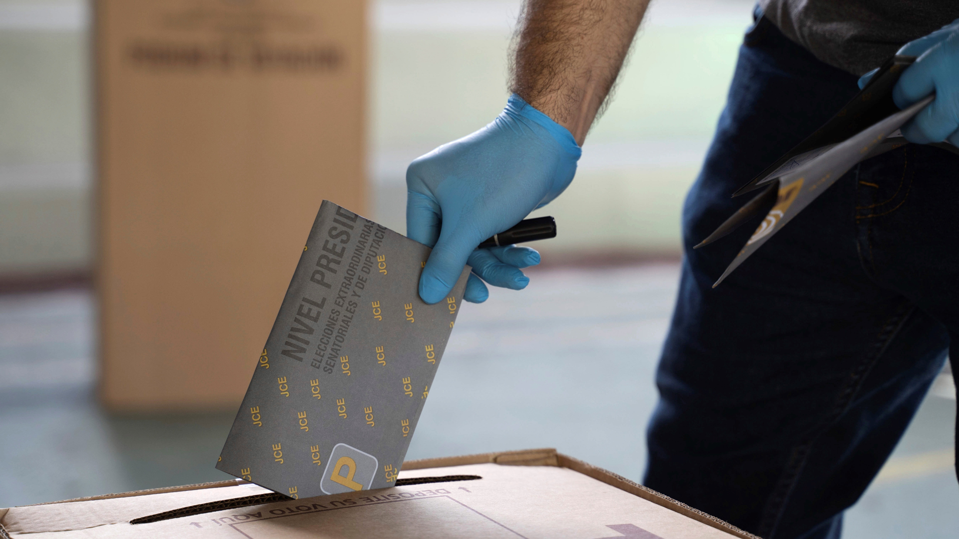 Ni el COVID-19 frena participación en elección presidencial de República Dominicana - voto-de-persona-con-guantes-de-latex-para-prevenir-el-covid-19-en-r-dominicana
