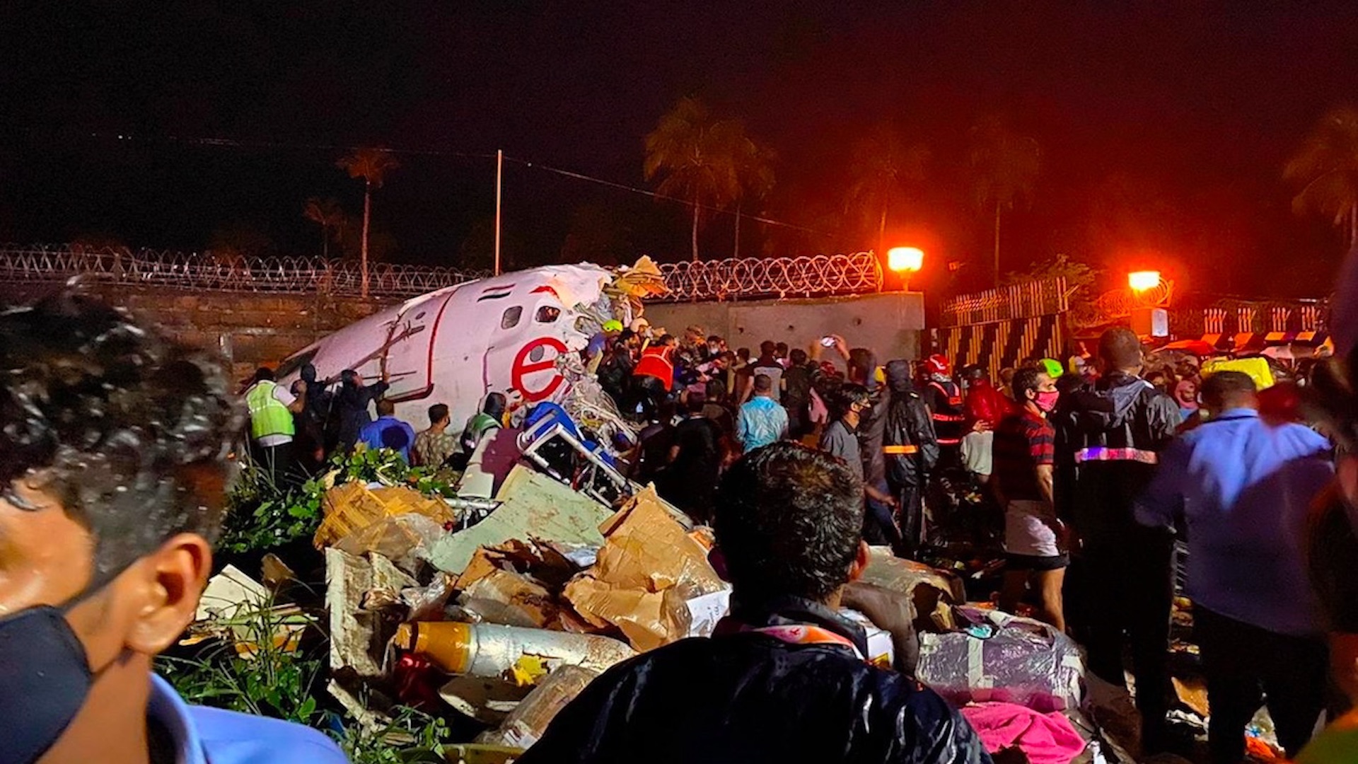 #Video Excursión de pista de avión de Air India deja al menos 17 muertos