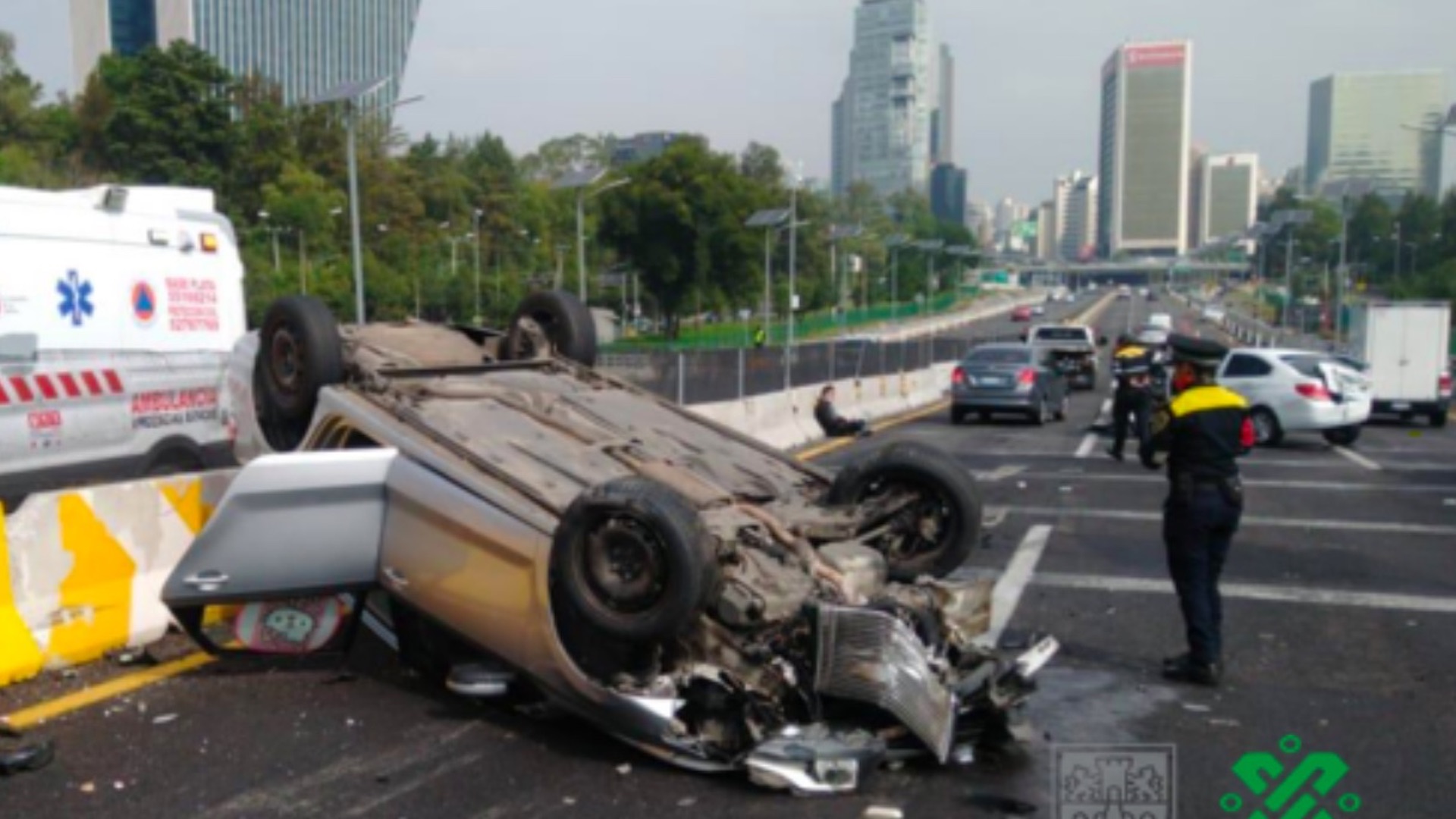 Choque y volcadura en el segundo piso de Periférico deja cuatro heridos