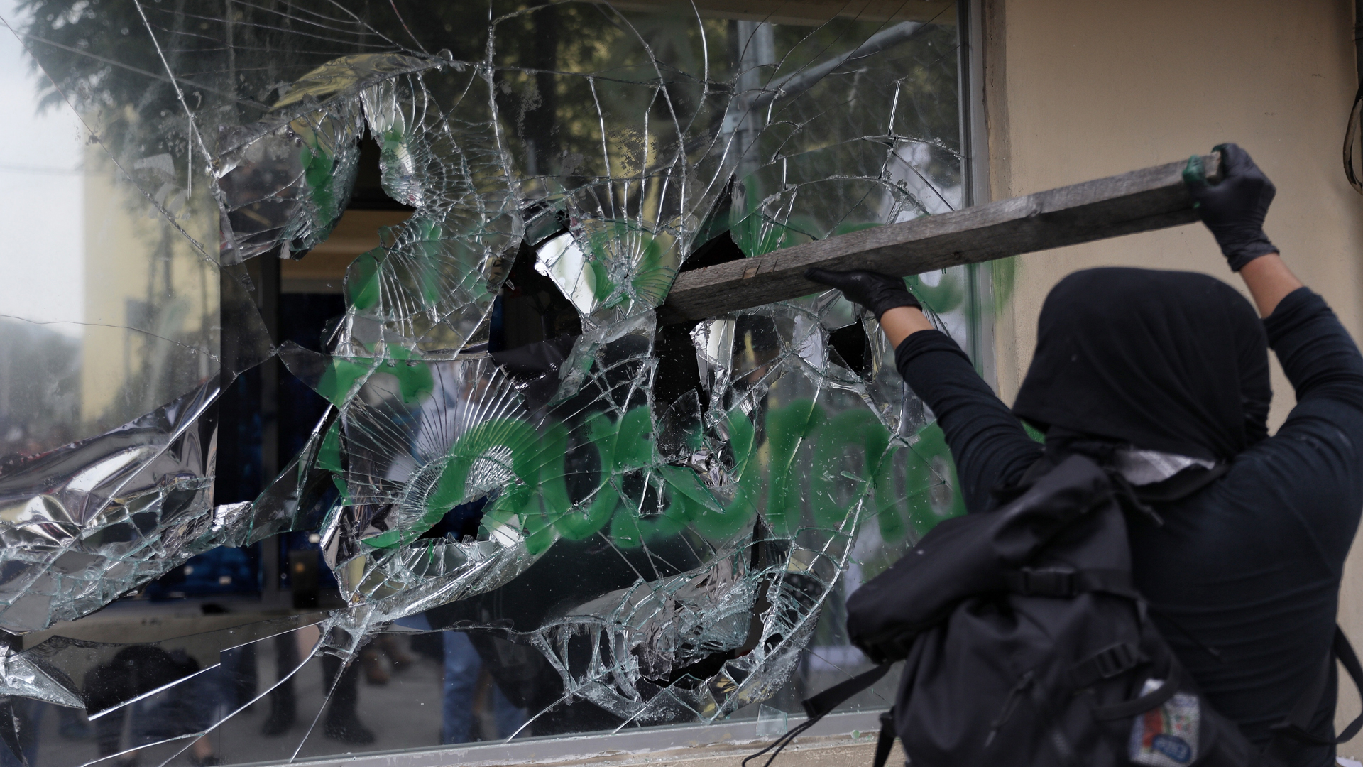 Exigen justicia para menor abusada en protesta frente a Reclusorio Oriente - actos-vandalicos-durante-protesta-afuera-de-reclusorio-oriente-de-la-cdmx