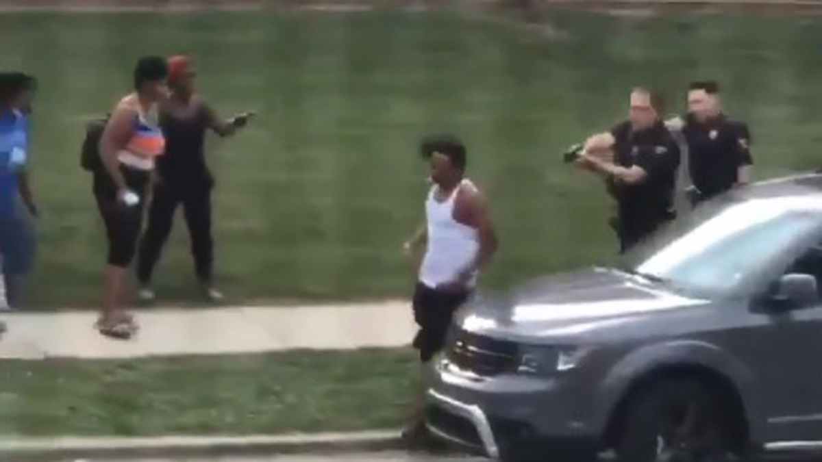 #Video Policía de EE.UU. dispara siete veces a afroamericano por la espalda #Video Policía de EE.UU. dispara siete veces a afroamericano por la espalda