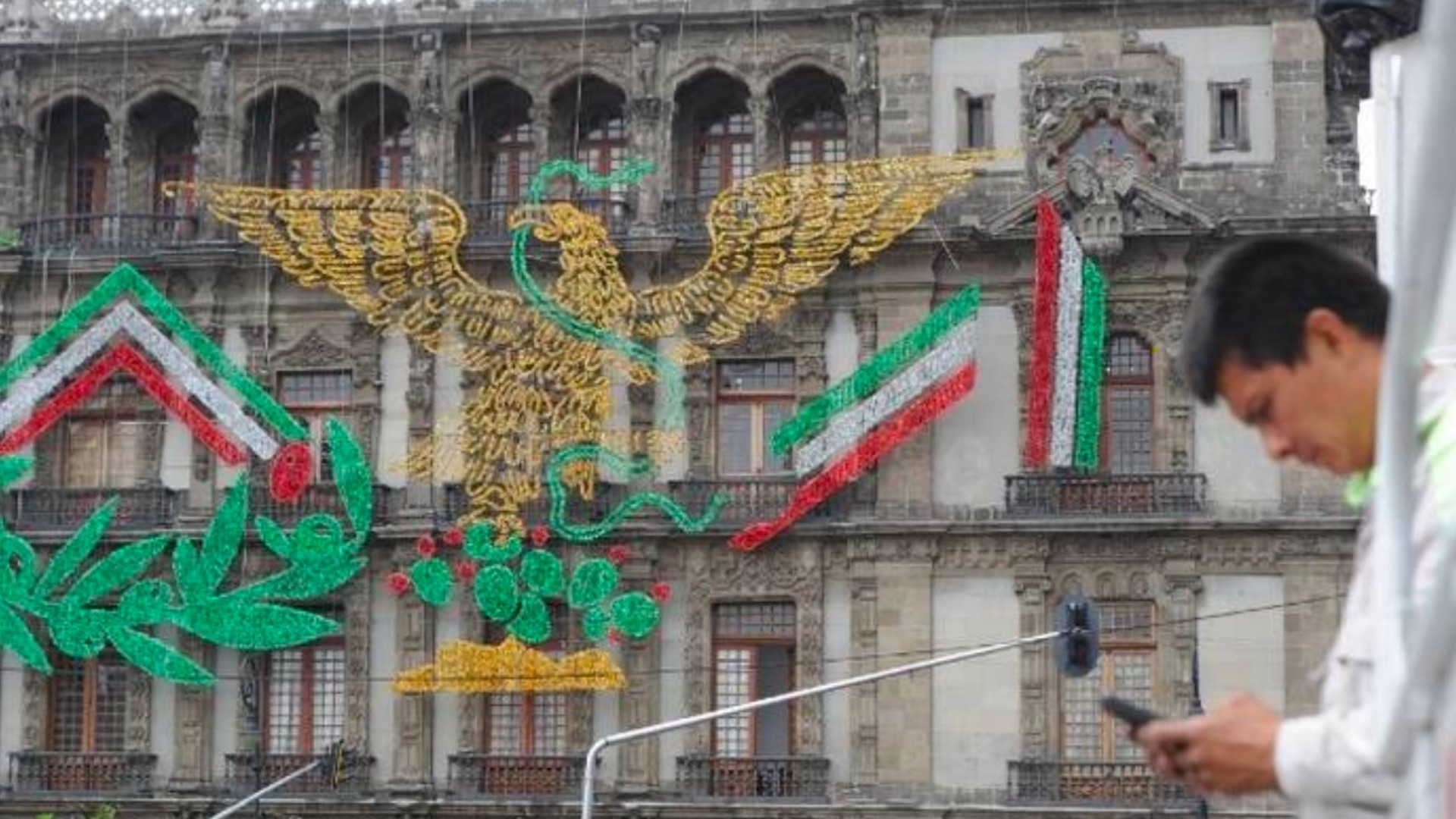 Defiende Sheinbaum águila juarista en decoración por el Día de la Independencia Defiende Sheinbaum águila juarista en decoración por el Día de la Independencia