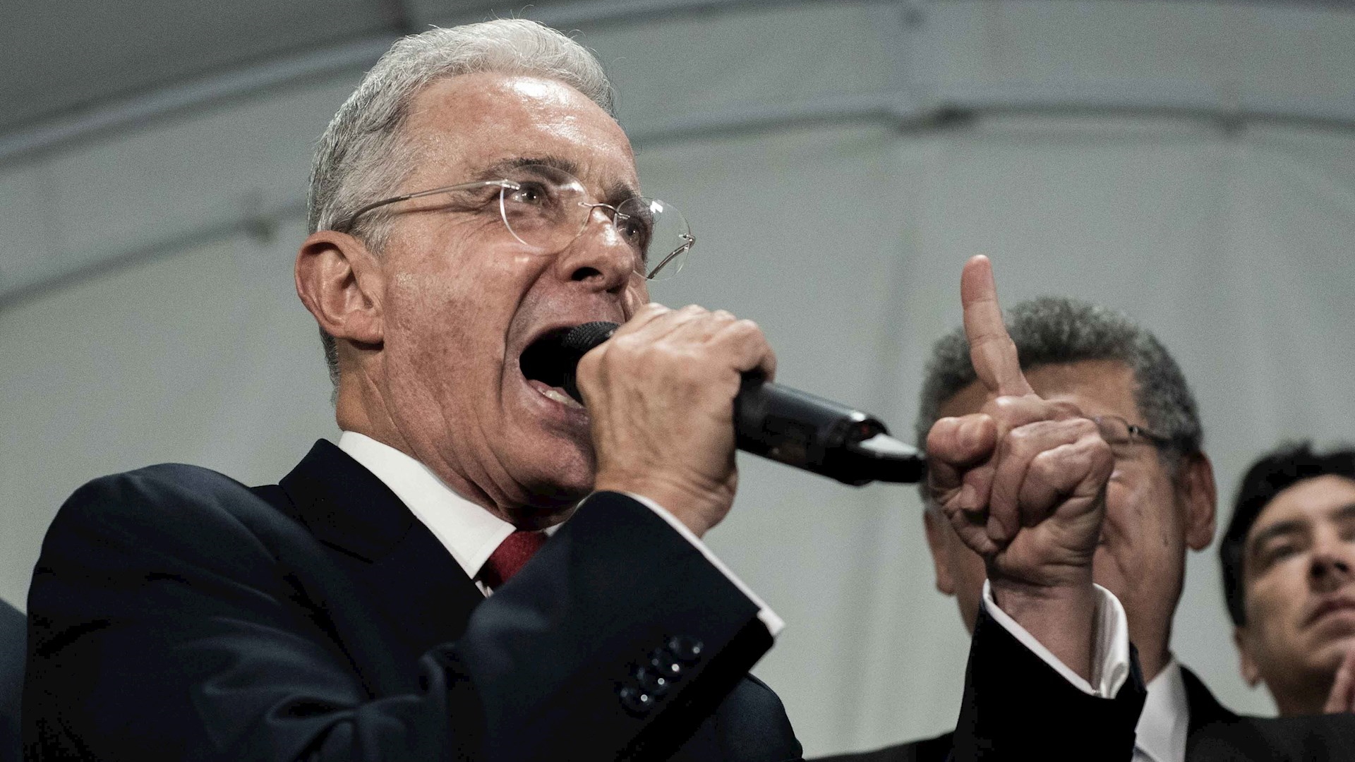 Expresidente colombiano Uribe renuncia a curul en Senado tras detención domiciliaria