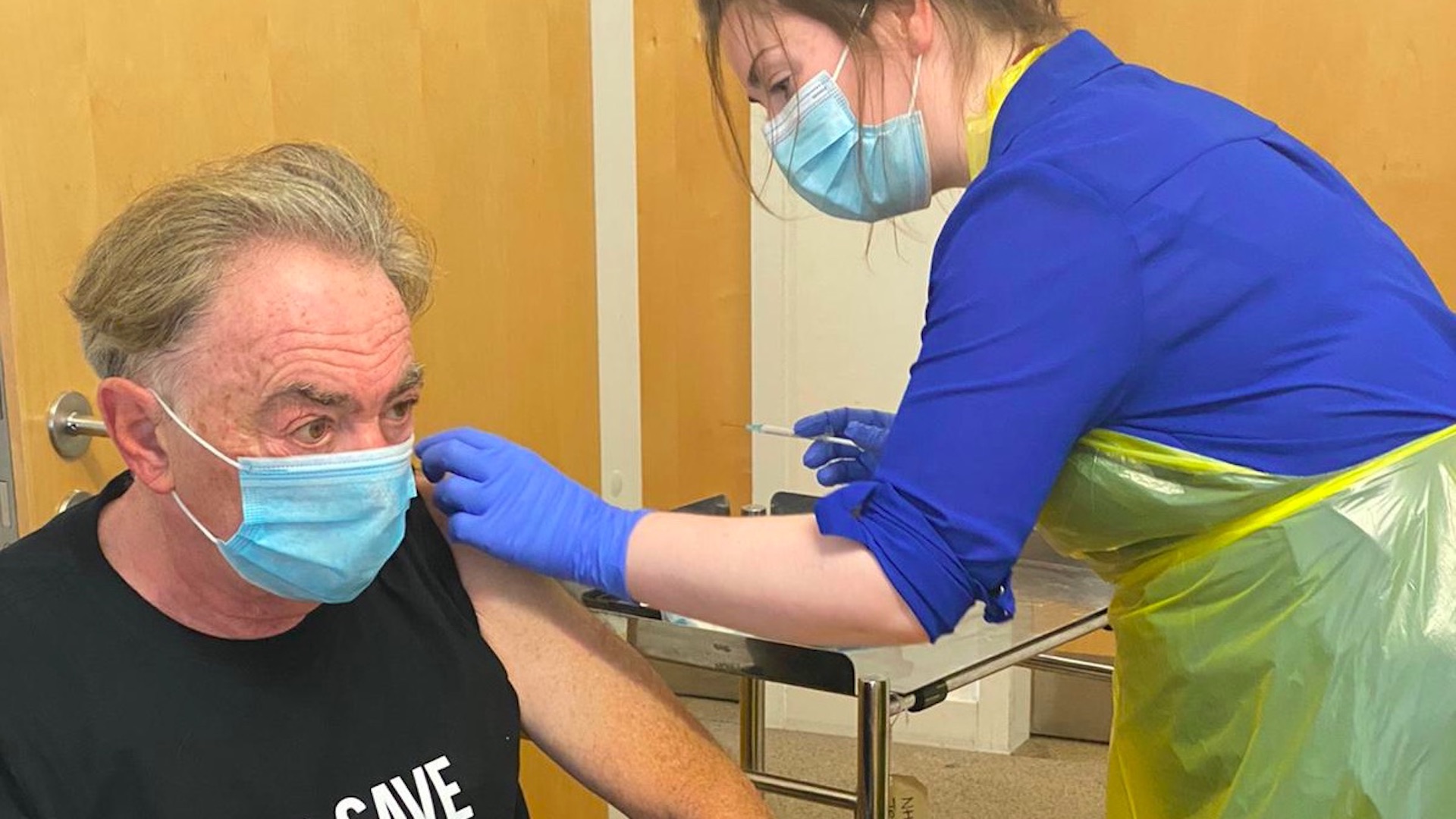 Andrew Lloyd Webber recibe vacuna contra COVID-19 en prueba de la Universidad de Oxford