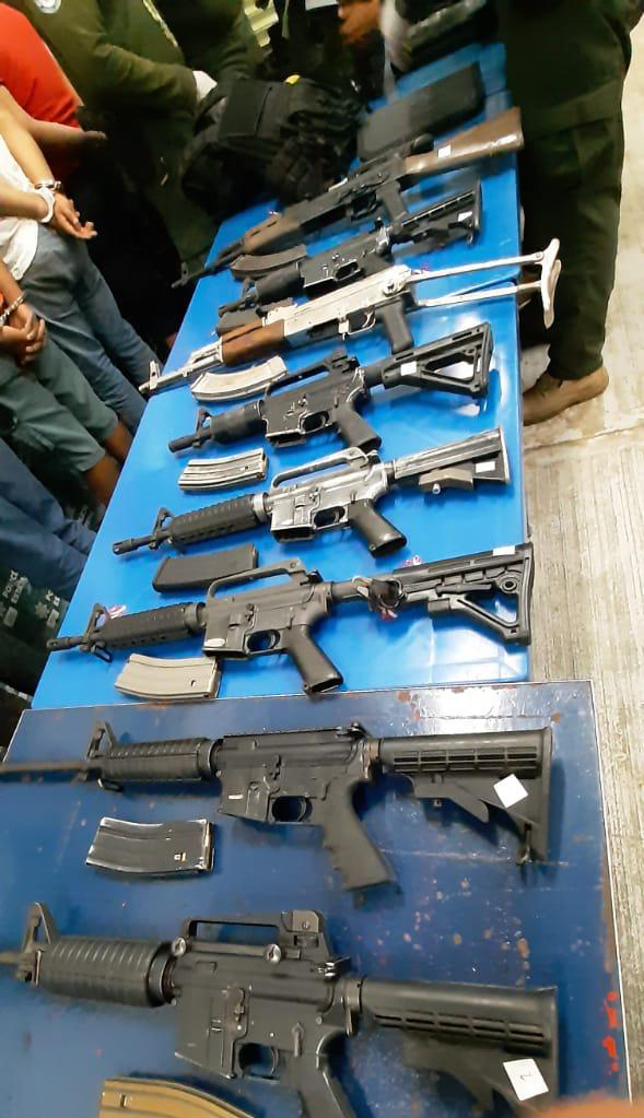 Detienen en Veracruz a jefe policial por presuntos nexos con el narcotráfico - armas-largas-decomisadas-a-presuntos-miembros-del-cjng-en-veracruz