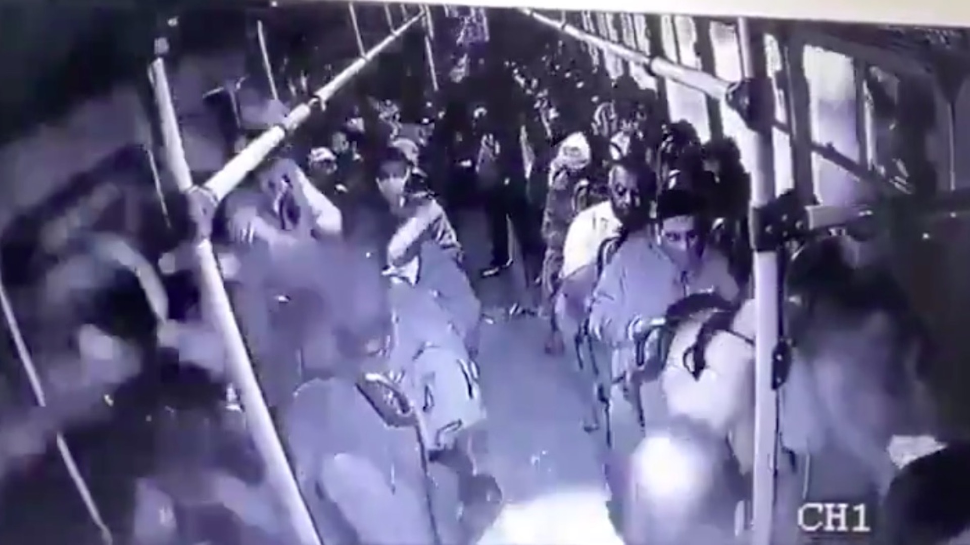 #Video Policía abate a presuntos asaltantes de transporte público en la México-Puebla