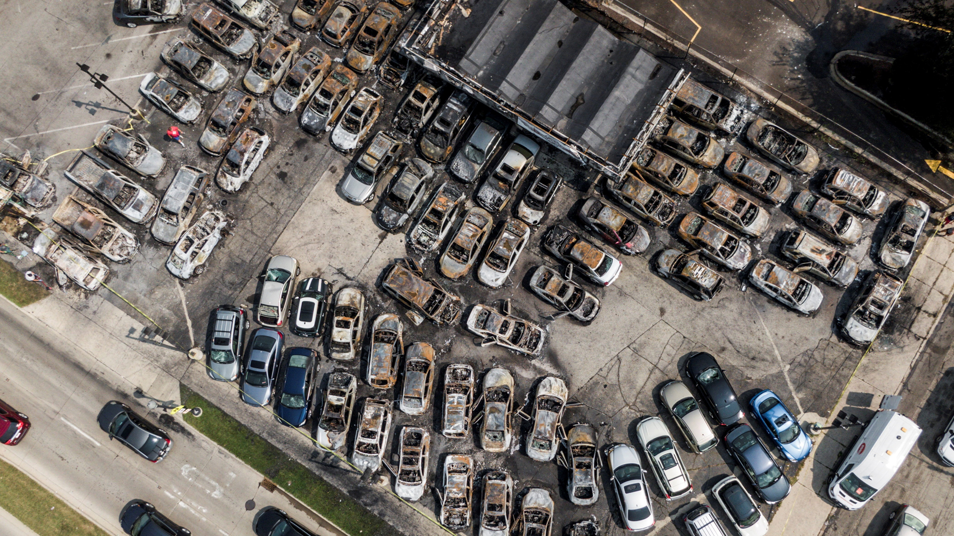 #Video Policía de EE.UU. dispara siete veces a afroamericano por la espalda - autos-quemados-en-kenosha-wisconsin-eu