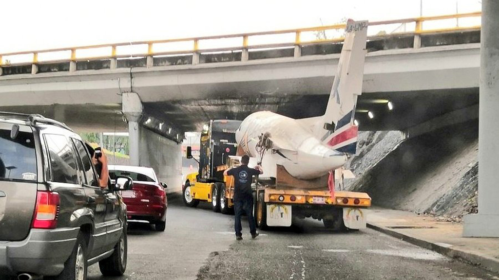 #Video Se atora avión remolcado en bajopuente de Viaducto Tlalpan