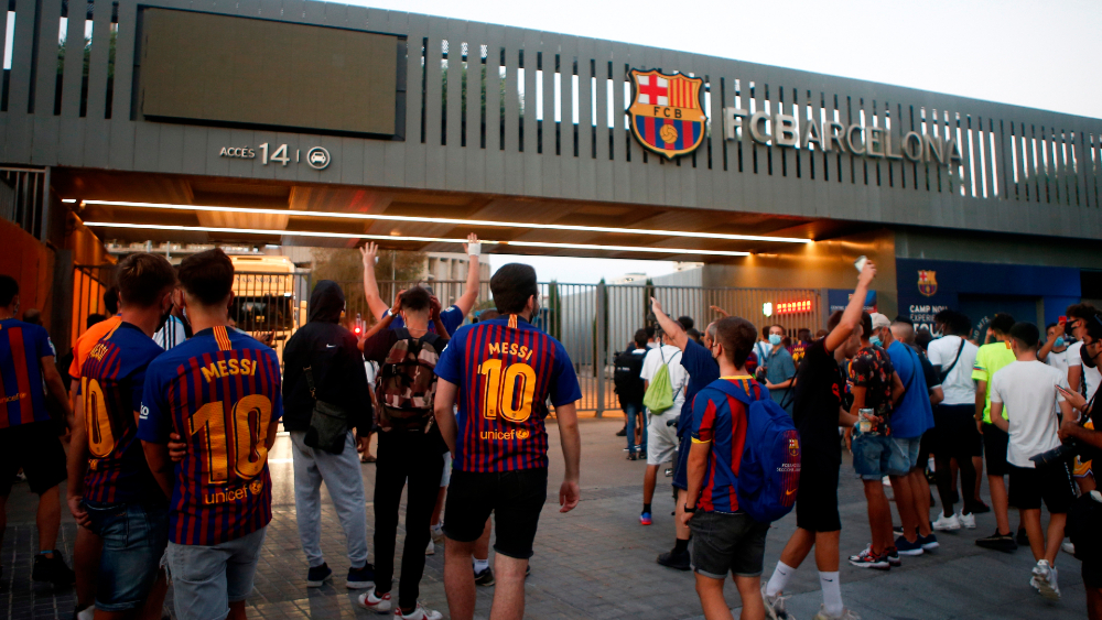 #Video Aficionados del Barcelona entran al Camp Nou para reclamar partida de Messi
