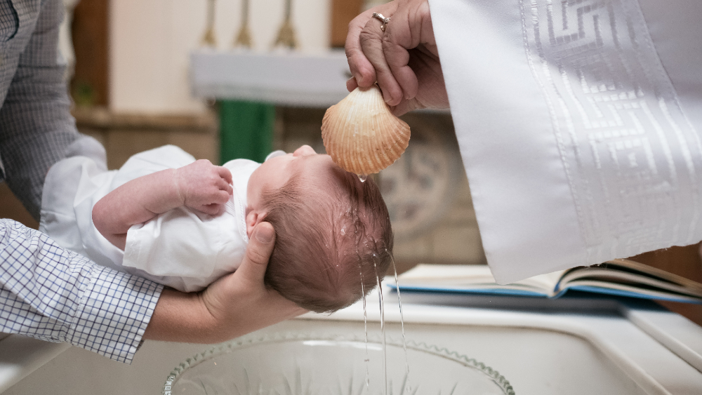 Vaticano declara inválida la fórmula “nosotros te bautizamos”