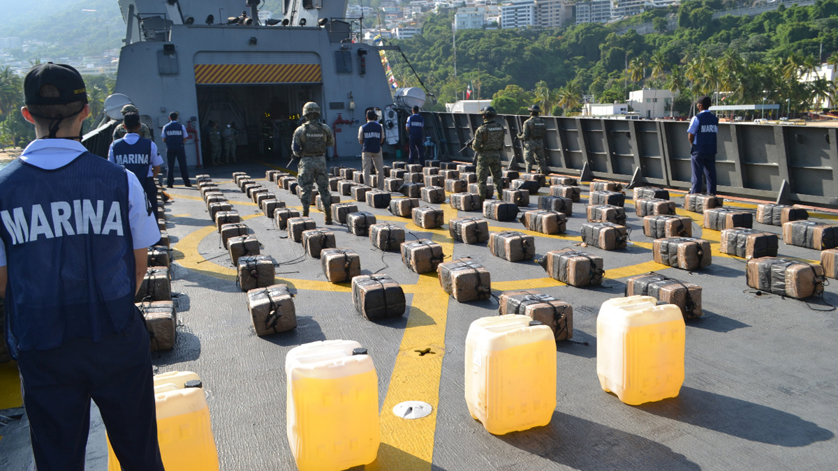 Aseguran dos toneladas de cocaína arrojadas al mar en Acapulco - bidones-y-cocaina-asegurada-por-la-semar-en-acapulco