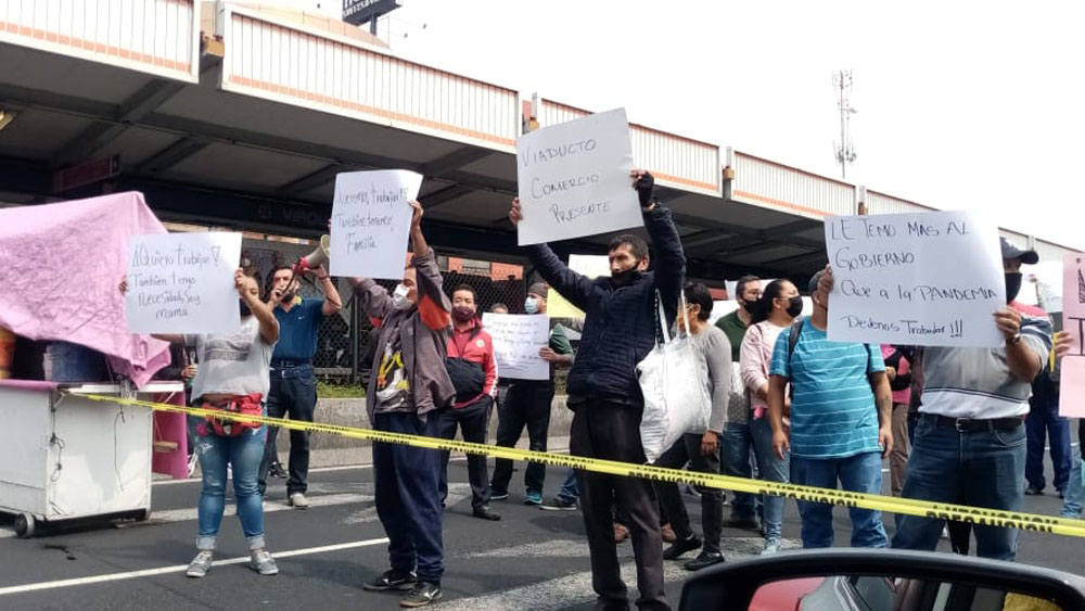 Se enfrentan comerciantes y personal de la alcaldía Iztacalco en Calzada de Tlalpan