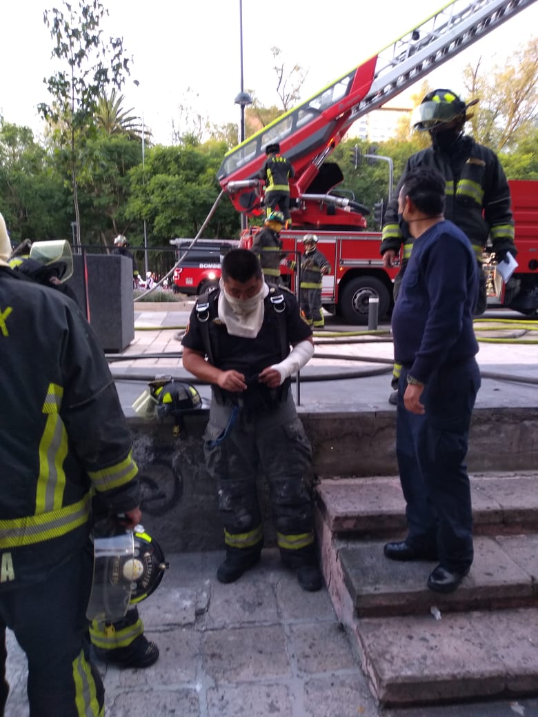 Se incendia campanario de la Iglesia Santa Veracruz en CDMX; hay un lesionado - bombero-lesionado-al-caerle-estructura-metalica-durante-extincion-de-incendio-en-iglesia-santa-veracruz