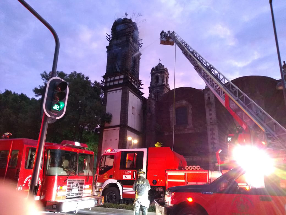 Se incendia campanario de la Iglesia Santa Veracruz en CDMX; hay un lesionado - bomberos-atienden-incendio-en-iglesia-santa-veracruz