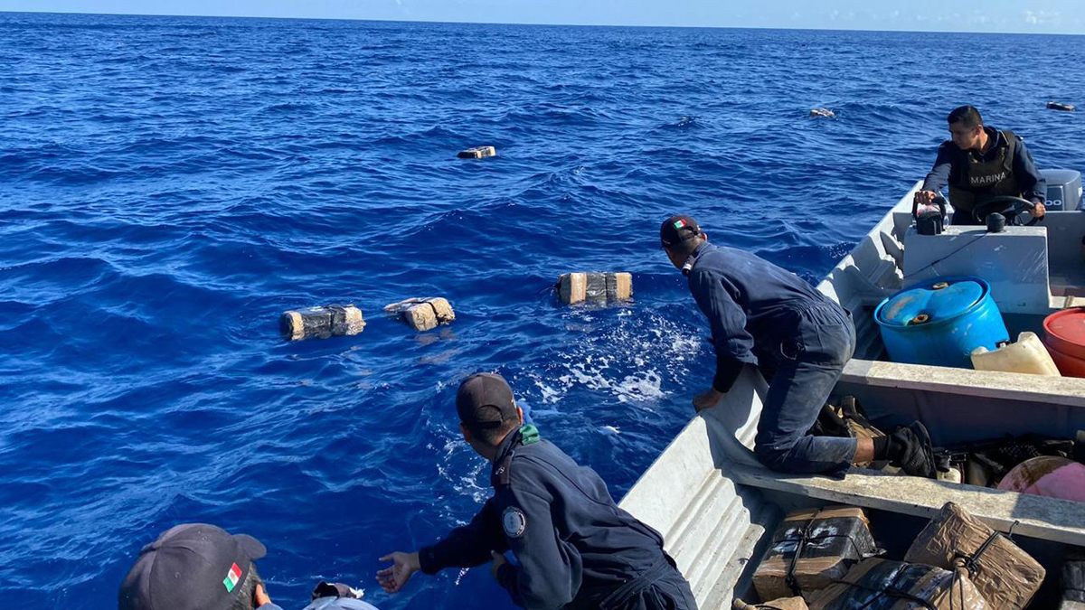 Aseguran dos toneladas de cocaína arrojadas al mar en Acapulco