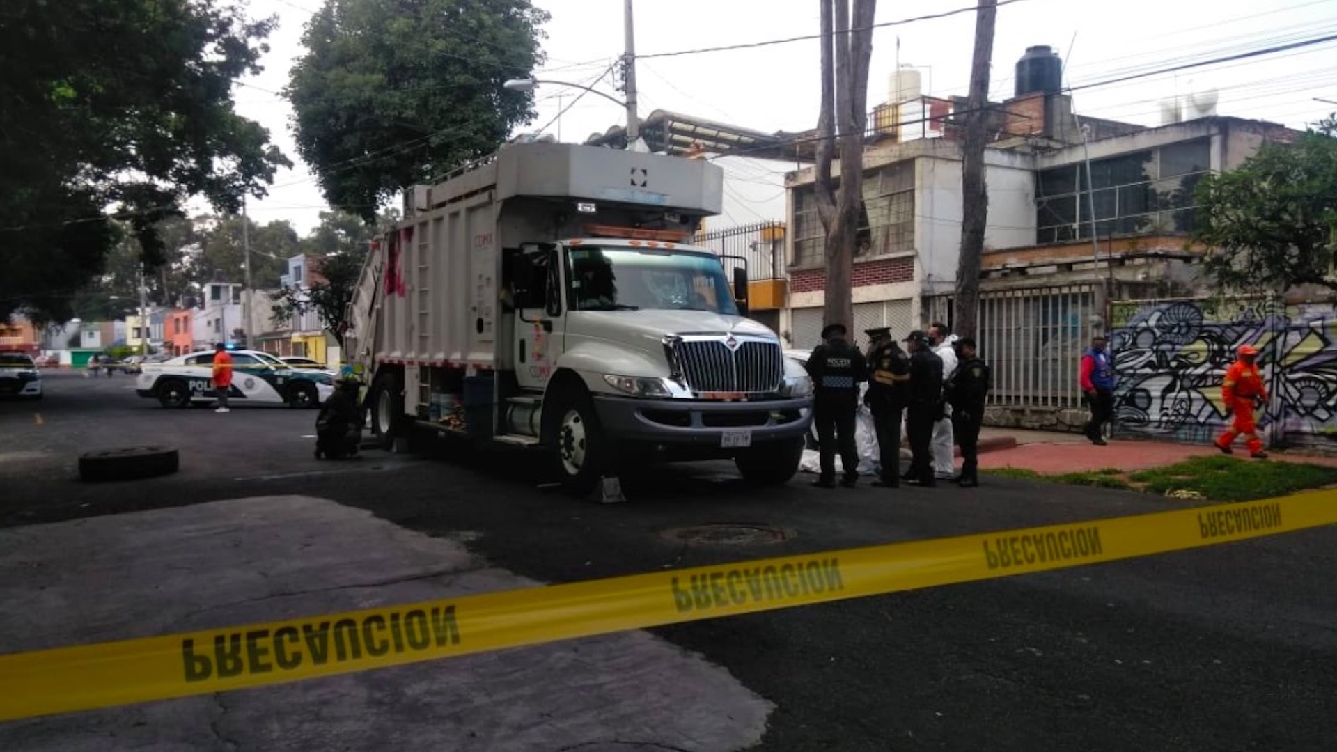 Trabajador de servicio de limpia muere atropellado por camión de basura en el que laboraba Trabajador de servicio de limpia muere atropellado por camión de basura en el que laboraba