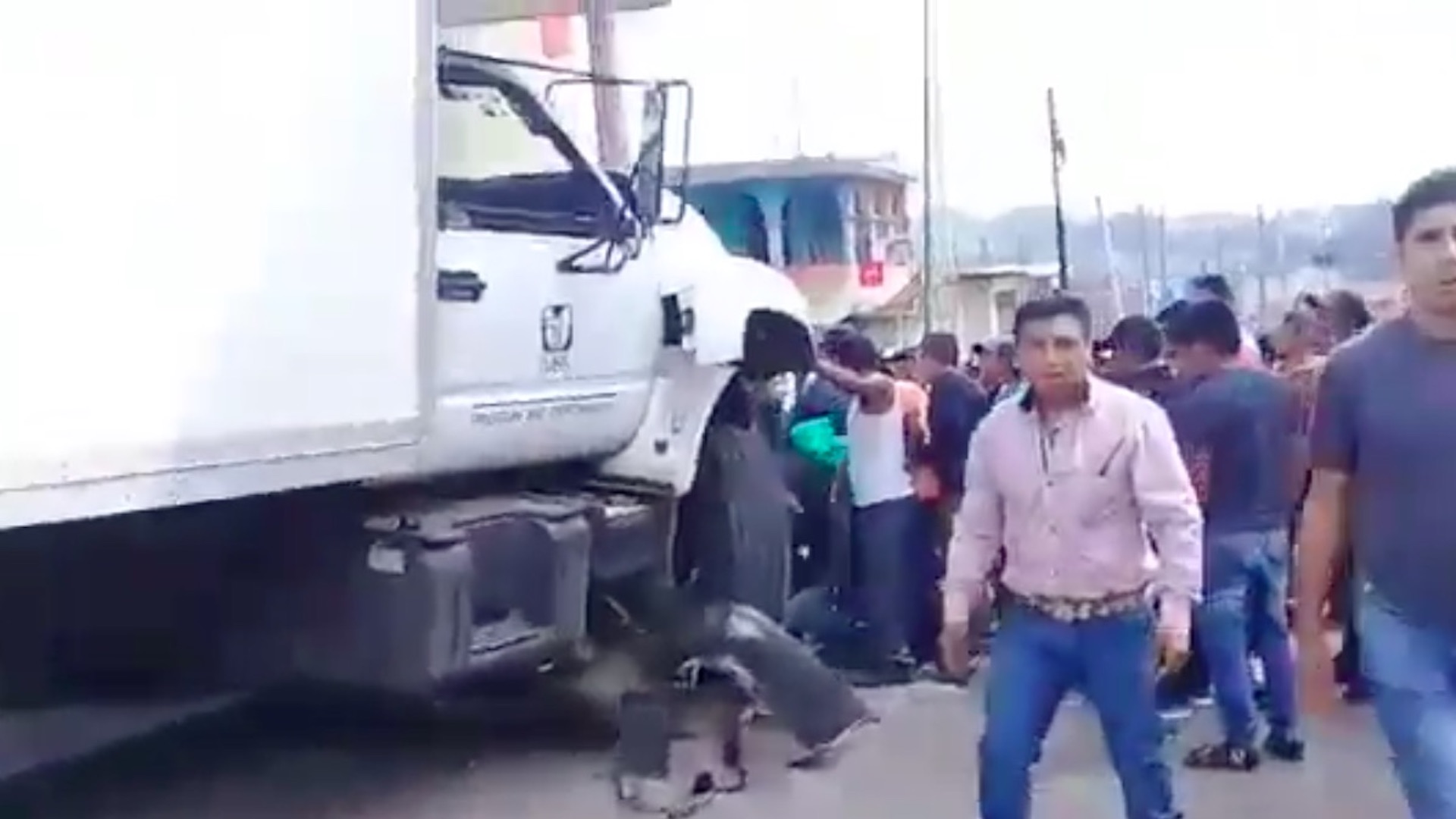 Camión del IMSS en Chiapas se queda sin frenos y arrolla a vehículos y peatones; hay 3 muertos y 12 lesionados Camión del IMSS en Chiapas se queda sin frenos y arrolla a vehículos y peatones; hay 3 muertos y 12 lesionados