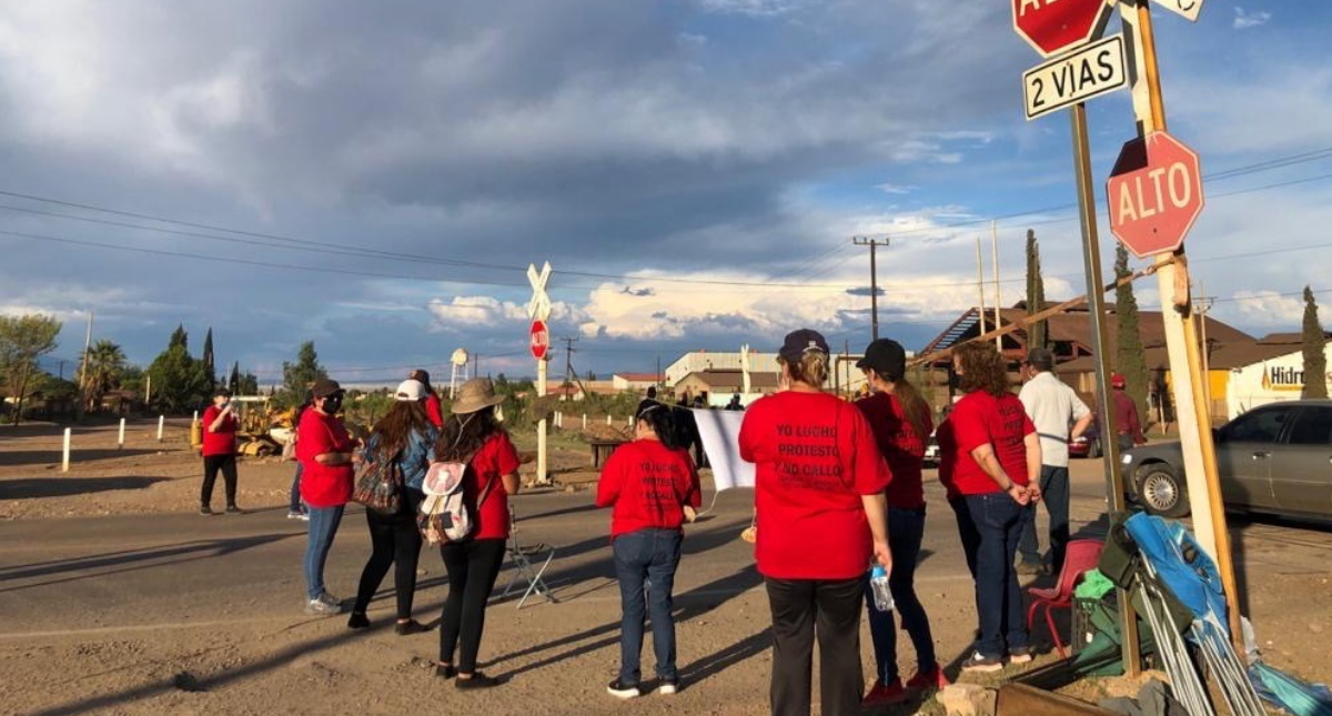 Familiares de mineros en Sonora bloquean carreteras, exigen atención de Napoleón Gómez Urrutia