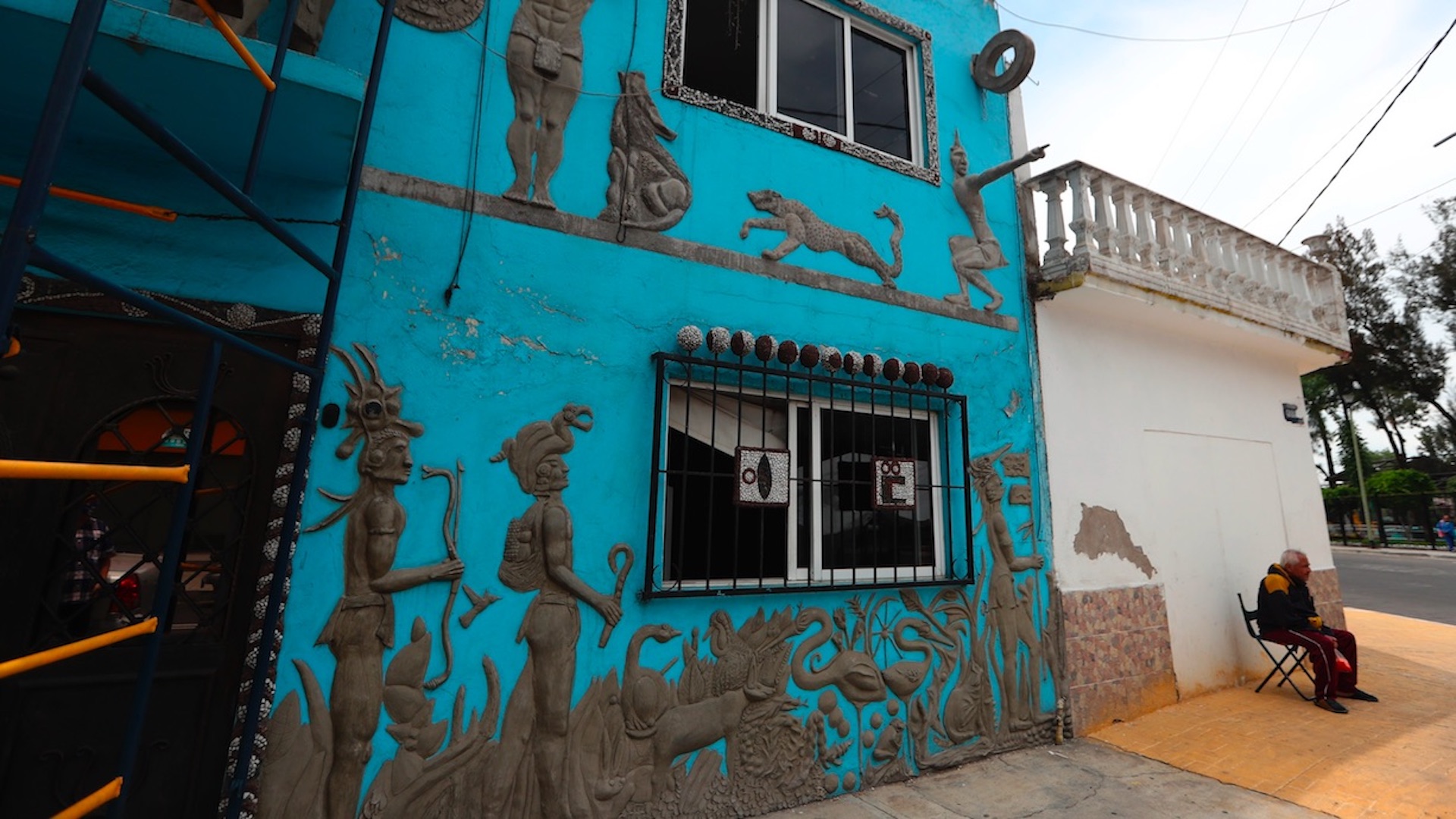 Recrean calmécac en fachada de casa de la Ciudad de México