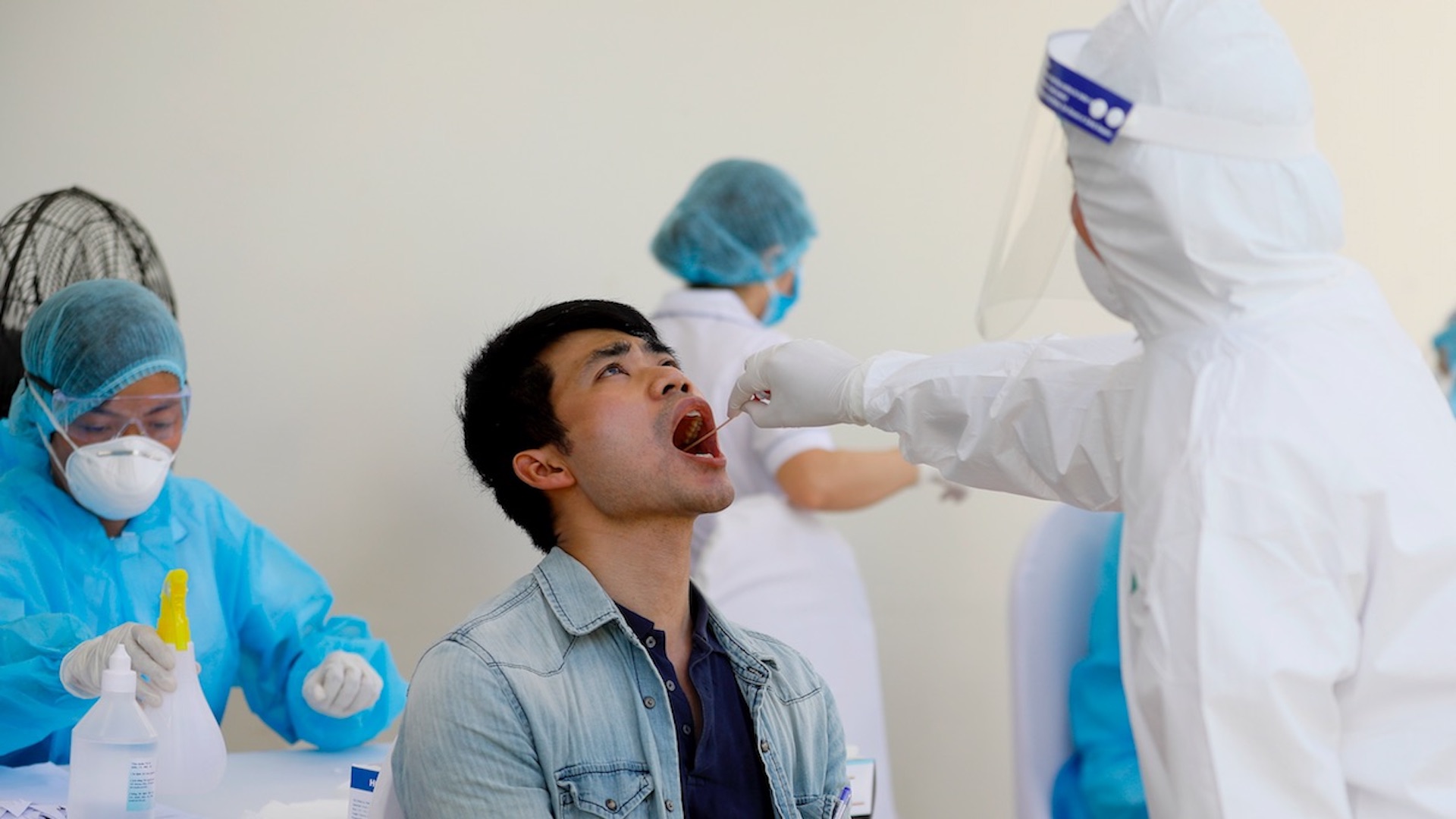 Casos globales de COVID-19 alcanzan los 20.9 millones; hay 760 mil 774 decesos, revela OMS