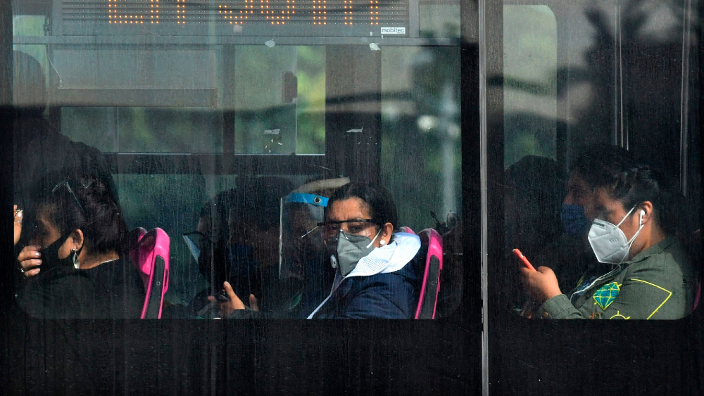 México roza 500 mil casos de COVID-19 mientras sigue debate sobre cubrebocas