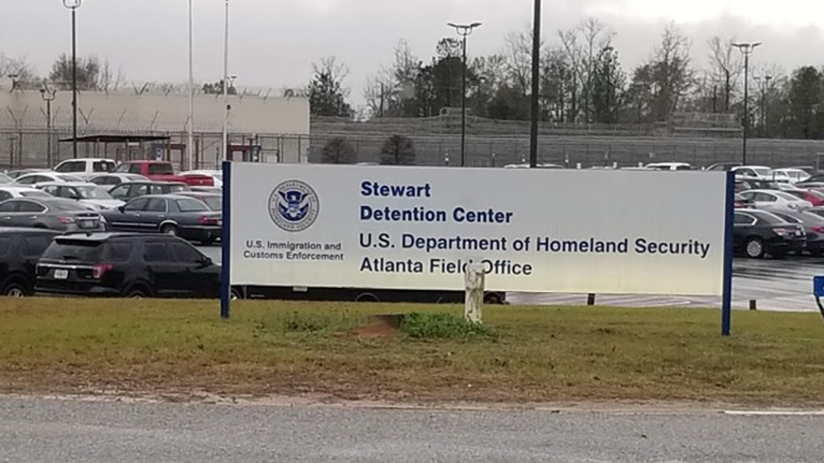 Suman dos muertes de migrantes con COVID-19 en centro de detención en Georgia