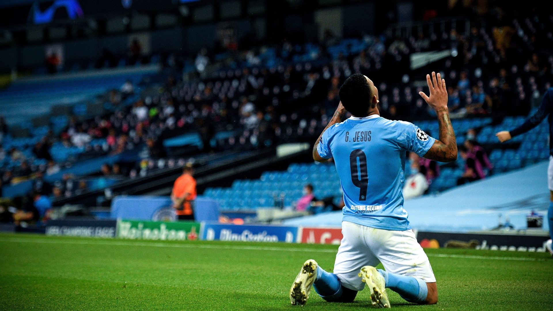 Errores de Varane socavan al Real Madrid y clasifican al Manchester City a cuartos de la Champions