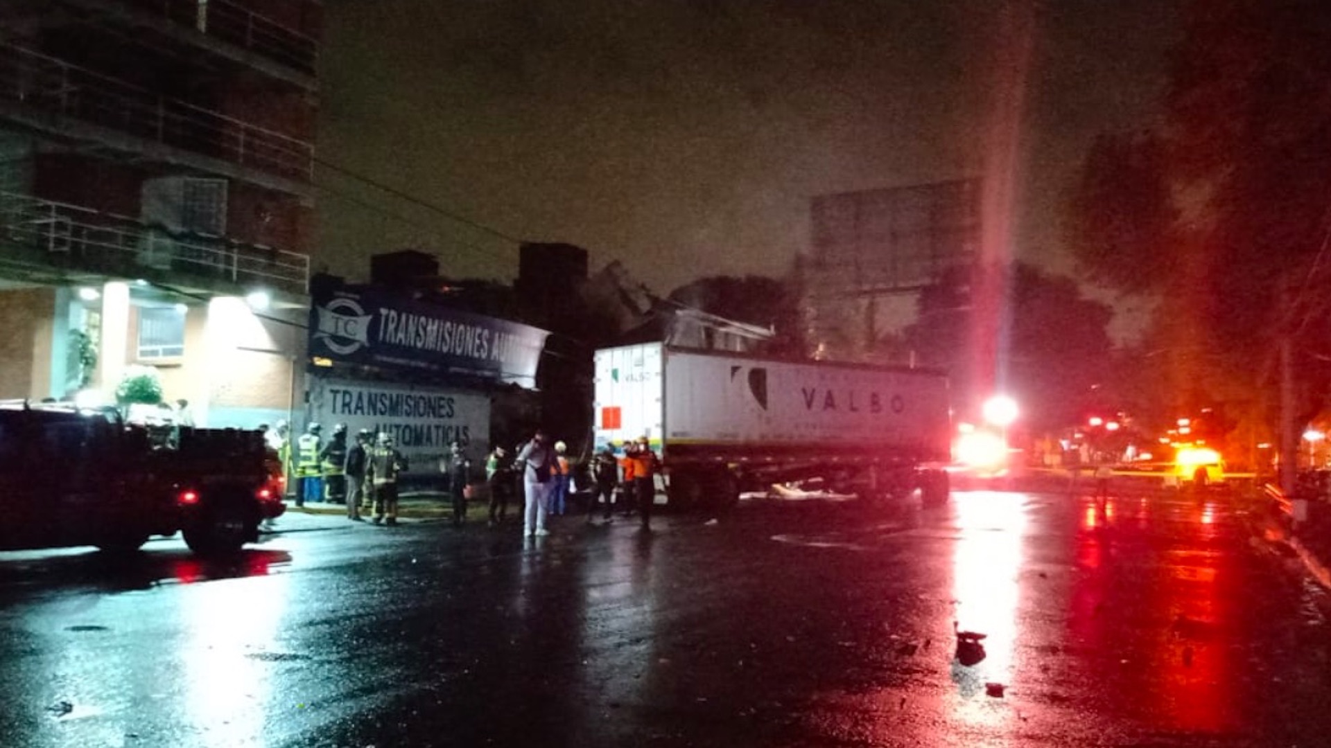 #Video Fuerte choque entre automóvil y tráiler deja dos muertos en Benito Juárez