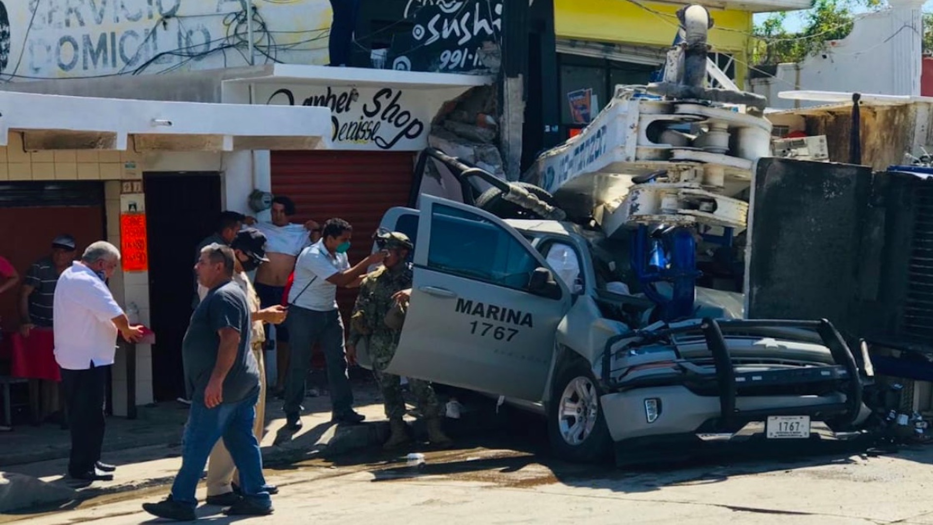 #Video Choque de grúa contra camioneta de Marina deja un muerto en Mazatlán