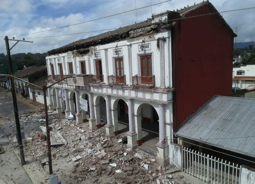 Colapsa en Puebla marquesina del Palacio Municipal de Hueyapan - colapso-de-marquesina-en-hueyapan