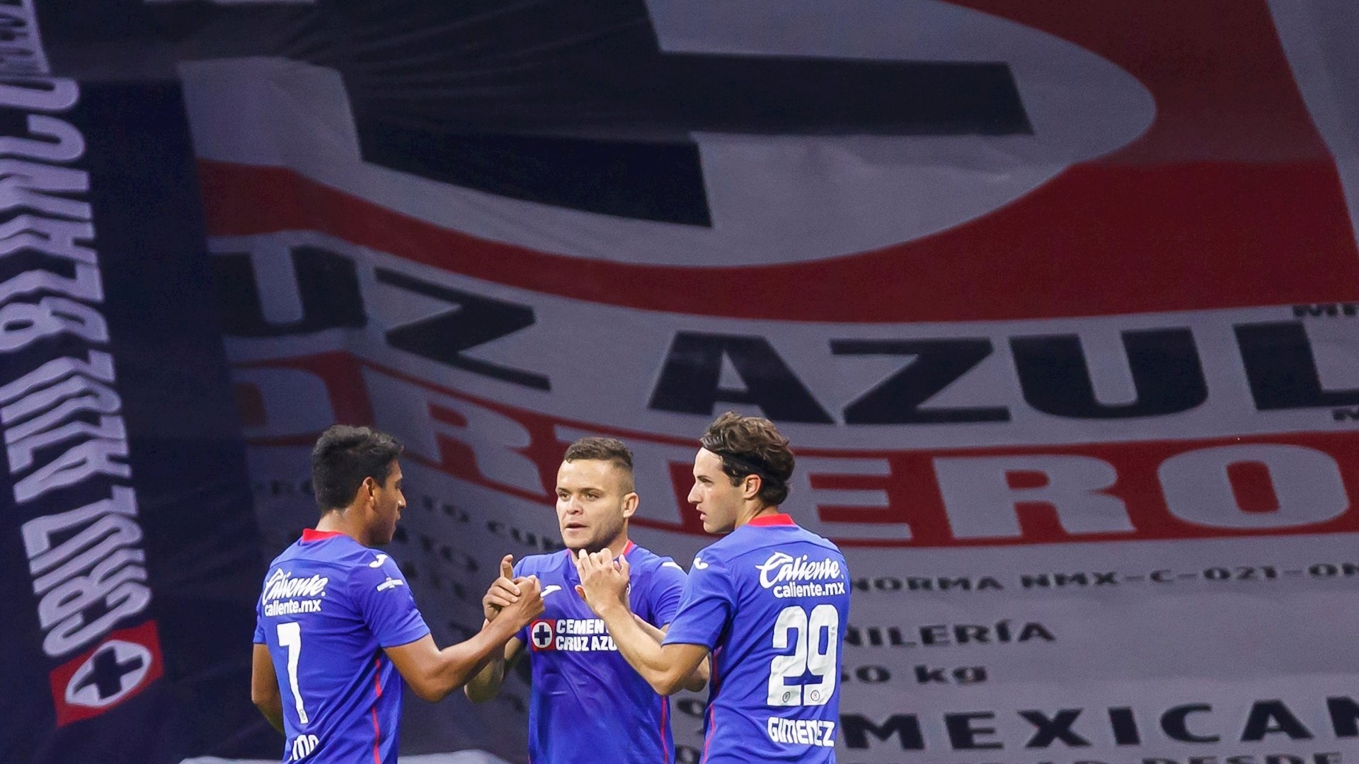 Cruz Azul golea a Necaxa y se afianza en la cima de la Liga MX