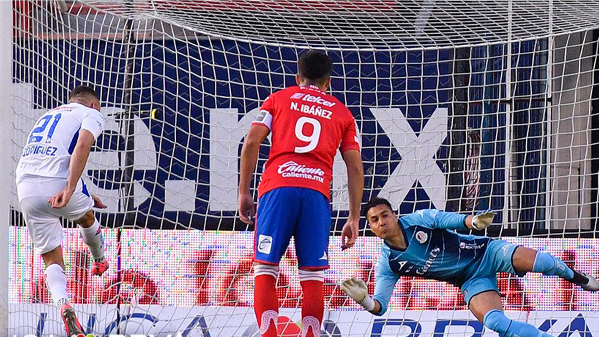 Cruz Azul gana con doblete de ‘Cabecita’ Rodríguez y es nuevo líder del Guard1anes