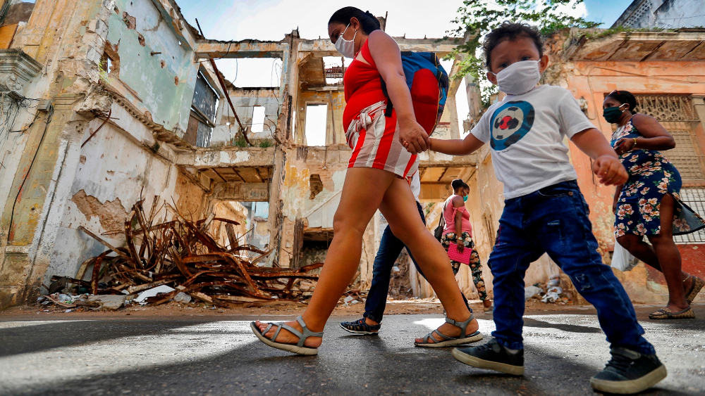Cuba sufre nueva ola de contagios por COVID-19 tras casi erradicar el virus