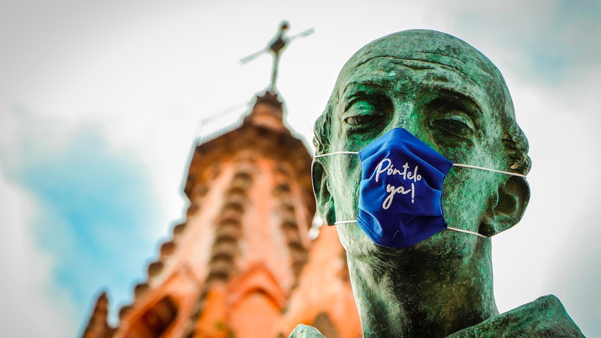 Colocan cubrebocas a estatuas de San Miguel de Allende