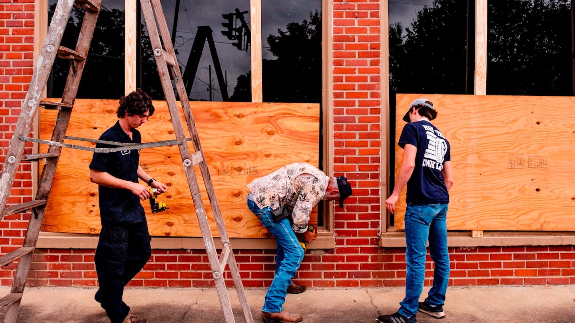 Laura se intensifica a Huracán Categoría 4; provoca el desalojo más grande de EE.UU. durante la pandemia