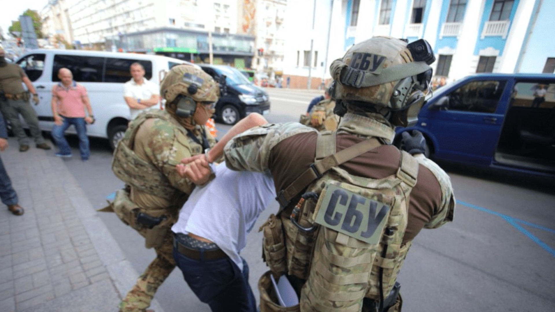 Detienen a hombre que se atrincheró en banco de Ucrania