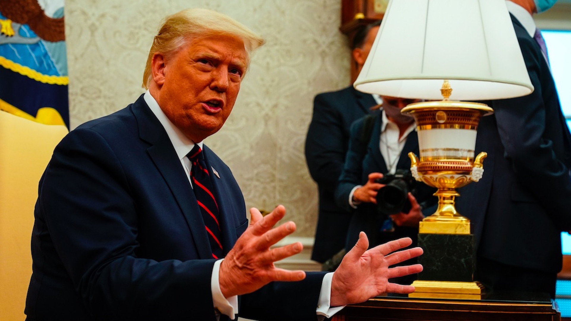 Trump asegura no saber nada de proyecto para financiar muro fronterizo tras detención de Bannon