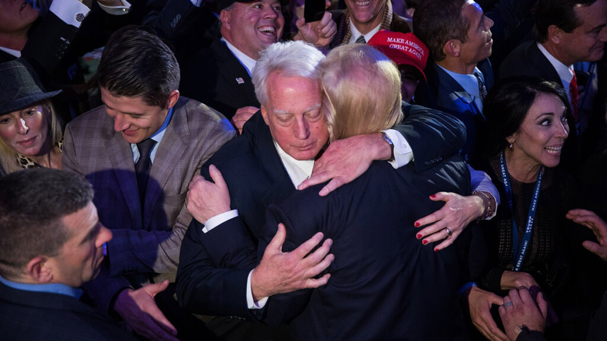 Visita Donald Trump a su hermano hospitalizado en Nueva York